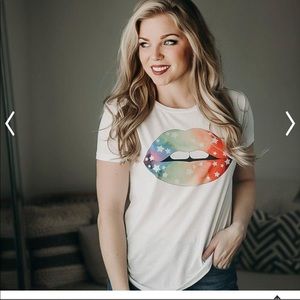 White tee with multi color lips